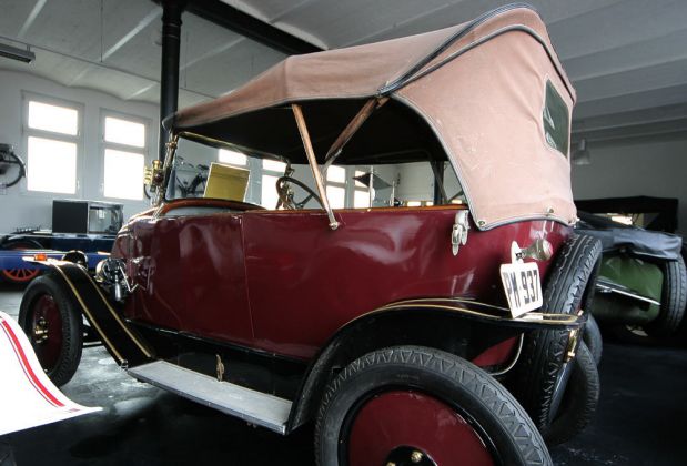 Renault KJ - Baujahr 1923 - charakterische Kohlenschaufel-Motorhaube mit hinten liegendem Kühler
