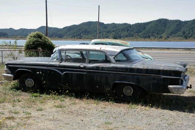 Ford Edsel Ranger - Schrott-Oldtimer, gesehen in Coos Bay, Oregon