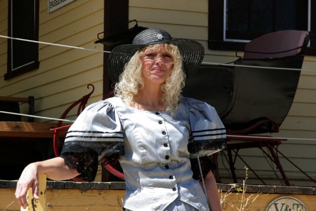 Lady in historischem Kostüm am Bahnhof  in der F Street von Virginia City