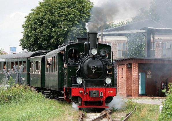 Die Dampflok Spreewald verlässt den Bahnhof Bruchhausen-Vilsen mit dem Museumszug