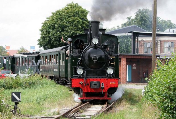 Die Dampflok Spreewald verlässt den Bahnhof Bruchhausen-Vilsen mit dem Museumszug