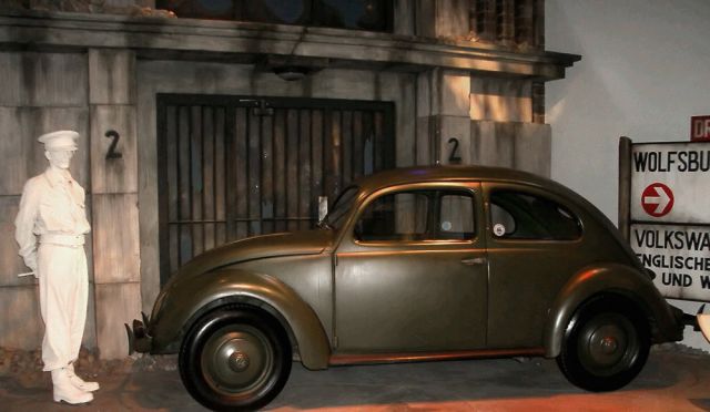 Volkswagen Käfer in Wolfsburg – die frühe Fertigung nach dem II. Weltkrieg stand unter britischer Militär-Verwaltung