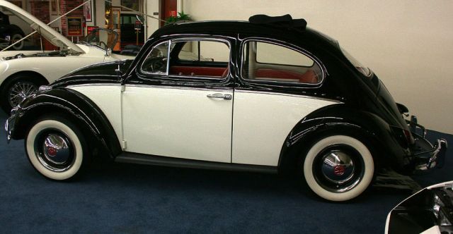 Ein Volkswagen Käfer Baujahr 1963 mit schicker Zweifarblackierung und Faltschiebedach - The Auto Collections, Las Vegas