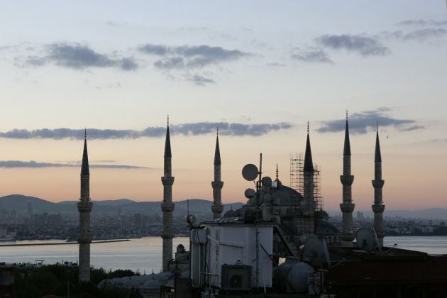 Istanbul, über den Dächern der Stadt - die Blaue Moschee, morgens um sechs Uhr