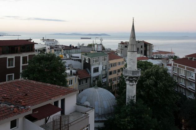 Istanbul - über den Dächern der Stadt mir Blick auf das Marmara-Meer, morgens um sechs Uhr