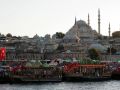 Die Altstadt Istanbuls mit der Yeni Moschee am Goldenen Horn