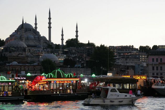 Die Altstadt Istanbuls mit der Yeni Moschee am Goldenen Horn