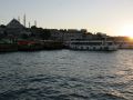 Die Altstadt Istanbuls mit der Yeni Moschee zur Blauen Stunde