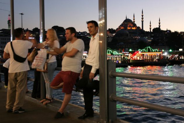 Die Galata-Brücke und Yeni Moschee zur Blauen Stunde am Goldenen Horn - Istanbul