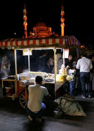 An der Galata-Brücke in Istanbul - Verkäufer von gerösteten Maiskolben