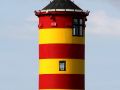 Das Wahrzeichen Ostfrieslands, der Pilsumer Leuchtturm auf dem Deich von Krummhörn-Greetsiel