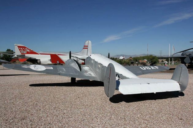 Beech C-45 H Expeditor, Transport-Flugzeug der USAF auf Basis der Beechcraft Model 18 - Hill Aerospace Museum, Utah