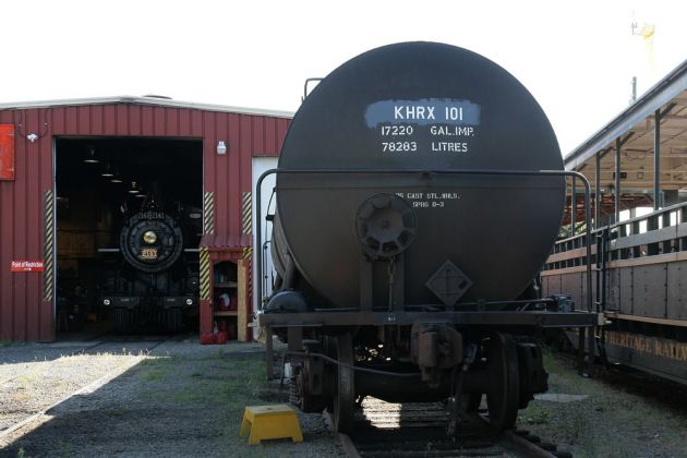 Kamloops Heritage Railway - Lokschuppen und Tankwagen