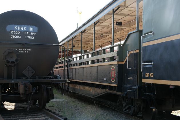 Personenwagen der Kamloops Heritage Railway im Aussengelände