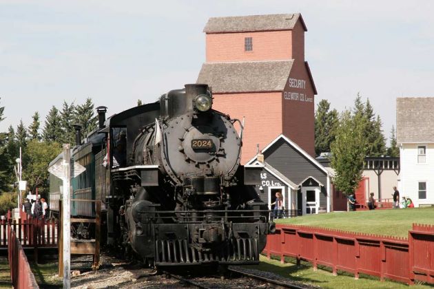 Heritage Park Railway, Calgary - Dampfzug mit Dampflok CPR 2024 an der Station Shepherd