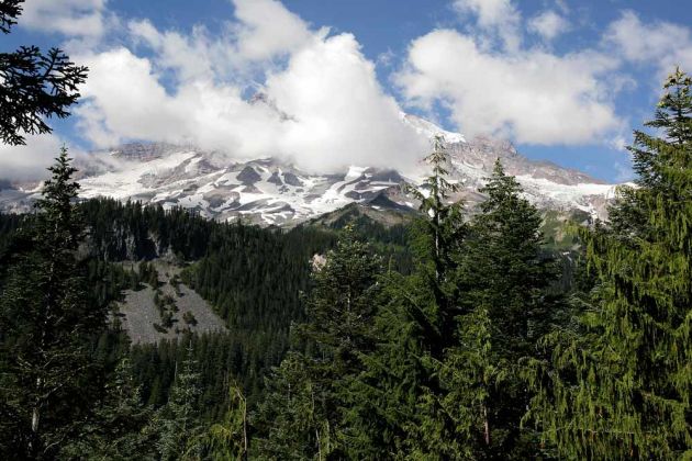 Mount Rainier - Gipfel in den Wolken - National Park Highway