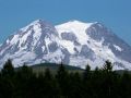 Fernblick auf den 4.392 m hohen, inaktiven Vulkan Mount Rainier 