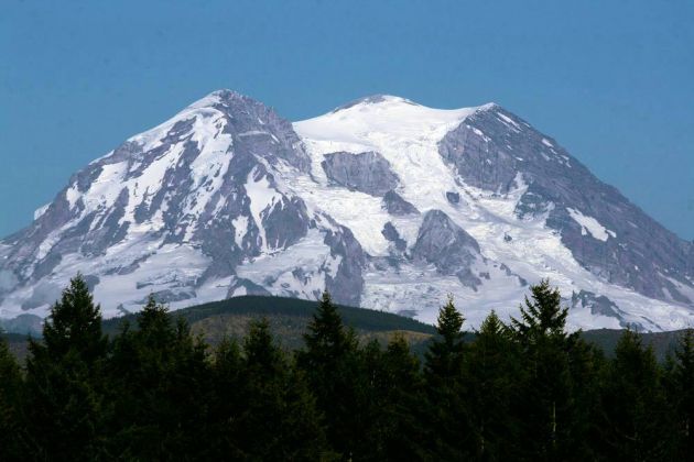 Fernblick auf den 4.392 m hohen, inaktiven Vulkan Mount Rainier 