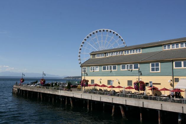 Seattle Waterfront Pier 56 mit Seattle Great Wheel