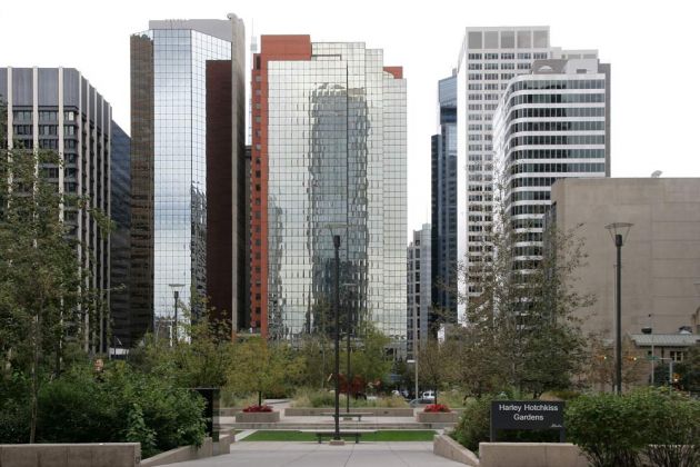 Downtown Calgary - City-Hochhäuser und Harley Hotchkiss Gardens