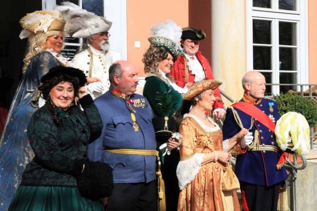 Grund zum Feiern in historischen Kostümen in der Romantik Bad Rehburg... der 239. Geburtstag von Friederike, Königin von Hannover