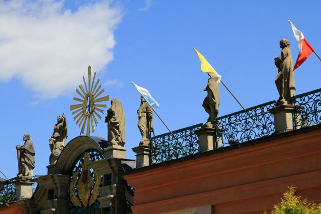 Święta Lipka - Arkadengänge links und rechts vom Hoftor mit insgesamt 44 steinernen Skulpturen, die Ahnentafel Christi