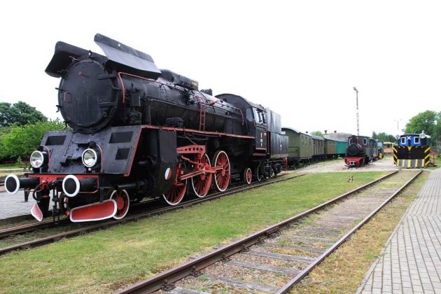 Eisenbahnmuseum Ełk - Lyck, Normalspur-Exponate, vorn die polnische Dampflok OL 49-11