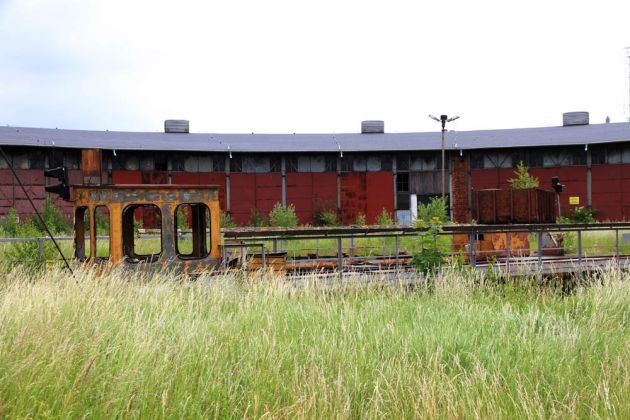 Bahnhofsgelände Ełk - Lyck, der alte Ringlokschuppen mit Drehscheibe in desolatem Zustand
