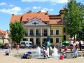 Mikolaiki, Mazury - Nikolaiken, Masuren - der Marktplatz mit historischem Rathaus und dem Stinthengst-Brunnen