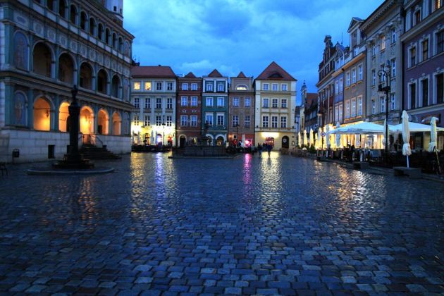  Poznań-Posen - Stary Rynek, der historische Marktplatz zur Blauen Stunde 
