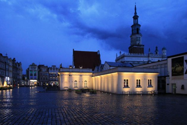 Poznań-Posen - die Westseite des Alten Marktes zur Blauen Stunde