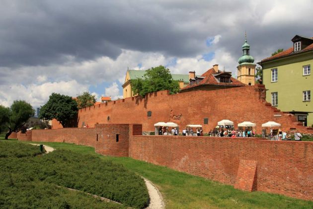 Stare Miasto - Park an der Stadtmauer in der Altstadt von Warschau