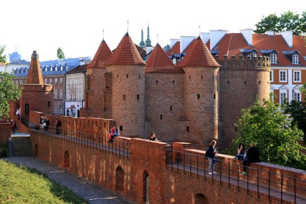 Hinter der Stadtmauer mit dem Barbakane beginnt die Warschauer Neustadt