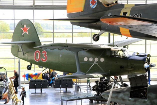 Flugwerft Schleissheim, die grosse Ausstellungshalle - Antonov AN-2
