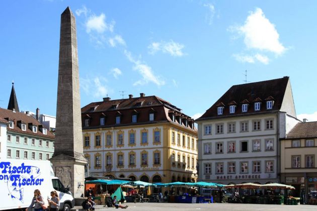 Würzburg - der Marktplatz mit Obeliskbrunnen