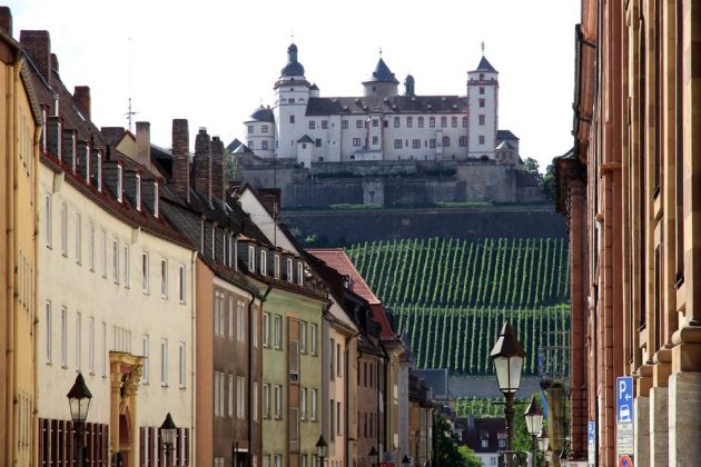 Würzburg, Neubaustrasse - Blick auf die Festung Marienberg oberhalb der Stadt