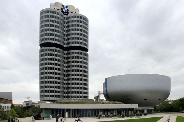 Der BMW-Vierzylinder und die BMW-Schüssel - BMW-Hauptverwaltung sowie BMW-Museum in München