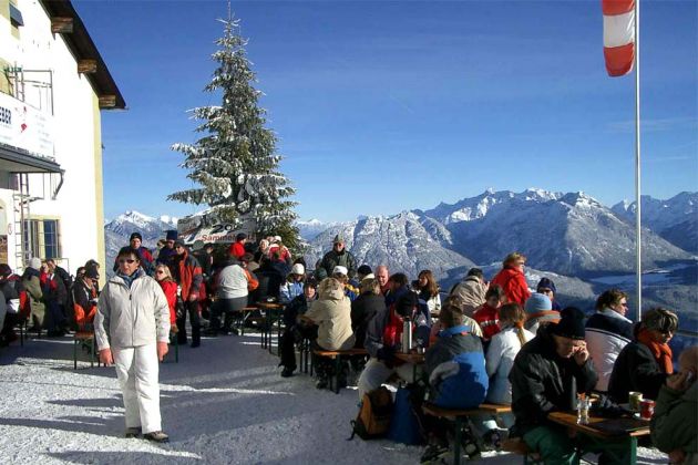 Skigebiet Höfen bei Reutte in Tirol - Panorama-Restaurant in 1.700 m Höhe