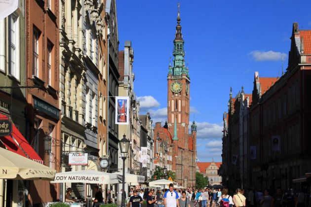 Die Ulica Długa, mit dem Rechtstädter Rathaus - Danzig, Gdańsk