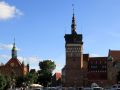 Links die St. Georgs Halle und rechts der Stockturm mit dem Bernsteinmuseum - Danzig, Gdańsk