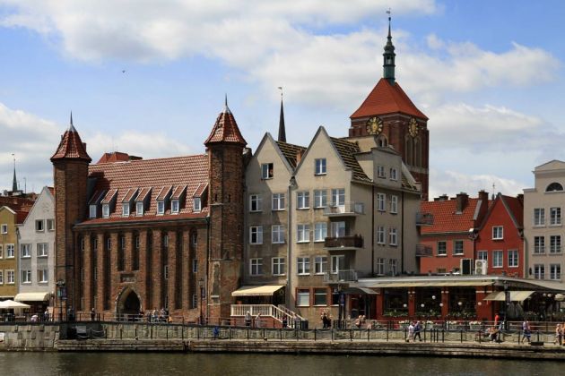 das riesige Häckertor am Mottlau-Ufer mit der St. Johannes Kirche im Hintergrund - Danzig, Gdańsk