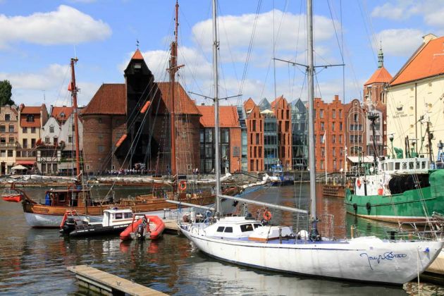 Blick von der modernen Marina auf das Krantor am Mottlau-Ufer - Danzig, Gdańsk