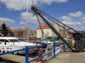 Historischer Kran in der modernen Marina - Danzig, Gdańsk