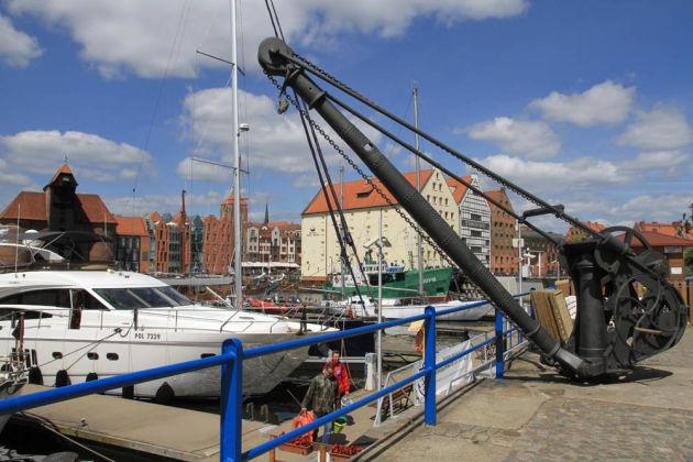 Historischer Kran in der modernen Marina - Danzig, Gdańsk