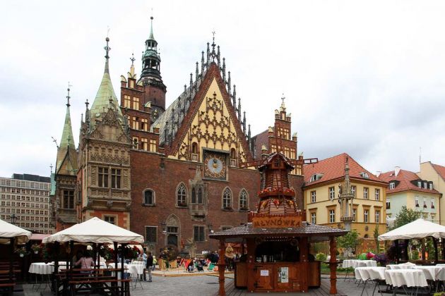 Breslau-Wrocław - das Rathaus am Ring von Breslau, die östliche Fassade
