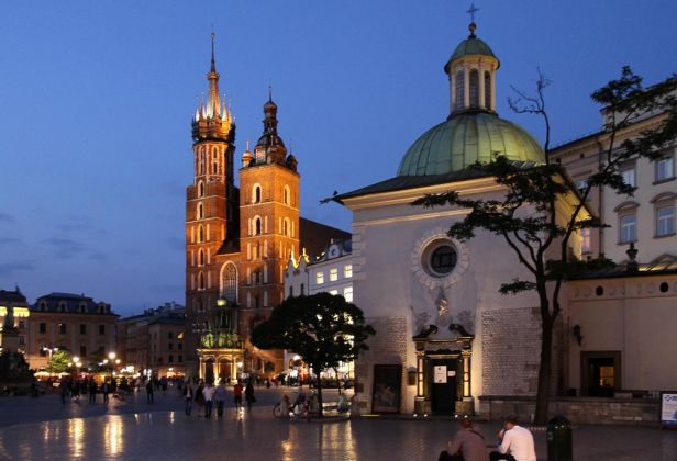 Krakau- Kraków - der Marktplatz mit Marienkirche und St.-Adalbert-Kirche