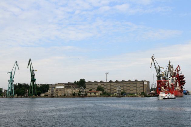 Die berühmte Leninwerft, heute Werft Danzig AG, westlich des Weichsel-Mündungsarms Martwa Wisła auf der Insel Ostrów