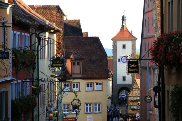 Rothenburg ob der Tauber - die Untere Schmiedgasse mit Siebersturm