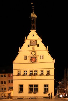 Rothenburg ob der Tauber bei Nacht - das Alte Rathaus am Marktplatz