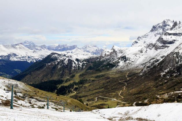 Pordoijoch, Passo Pordoi, 2339 m - Blick nach Osten in Richtung Buchensteintal und die Massive rund um Cortina d Ampezzo